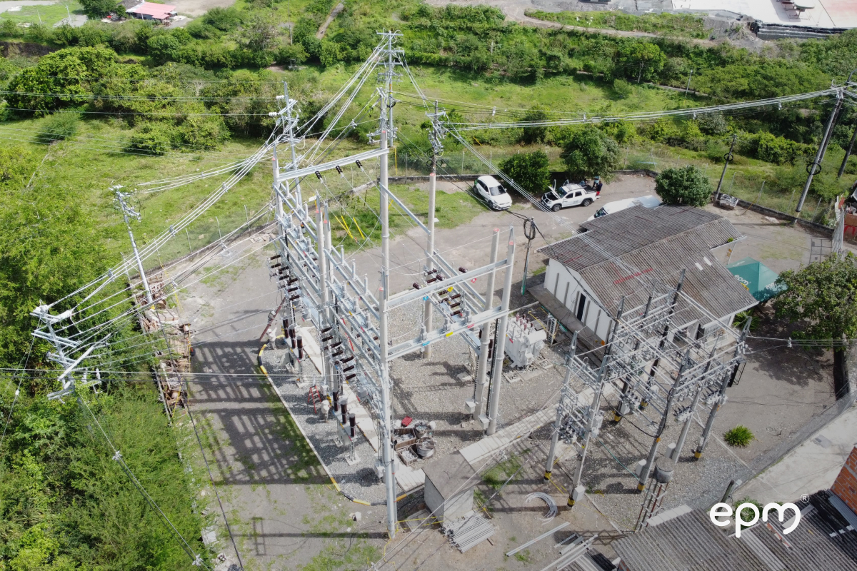 Vista aérea de infraestructura eléctrica con torres, cables y transformadores en una subestación de EPM.