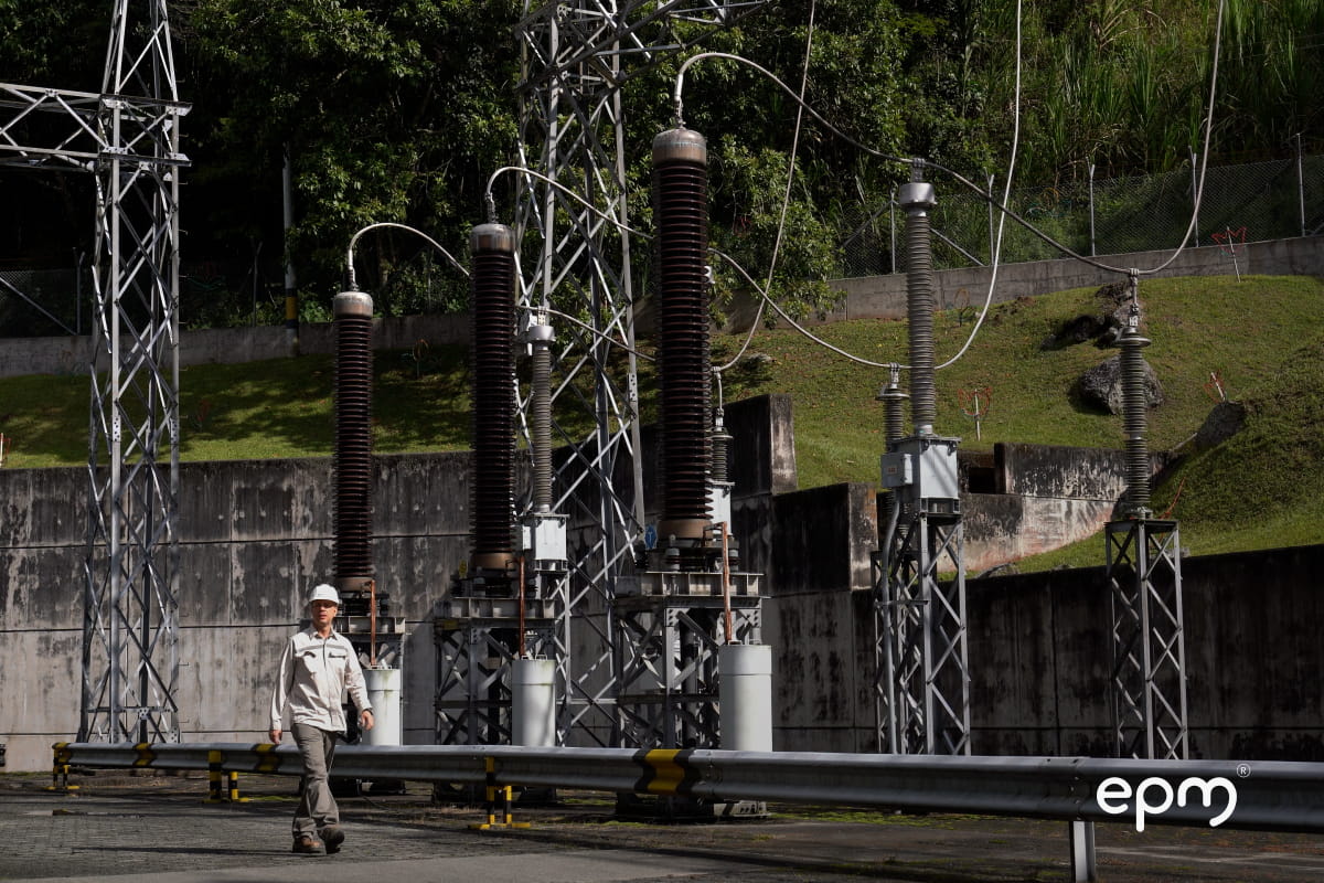 Vista panorámica de estación electrica donde se observa técnico de EPM con casco de seguridad