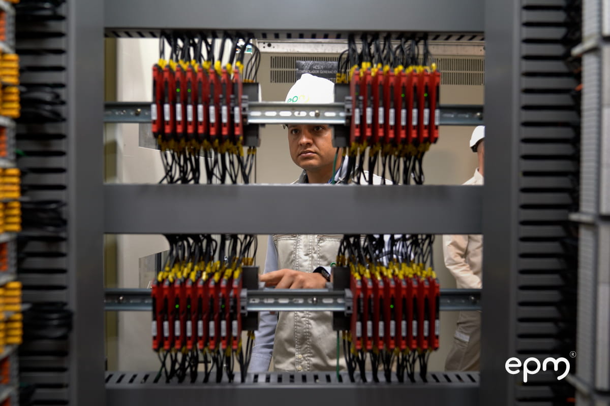 Técnico de EPM con casco de seguridad operando en subestación eléctrica