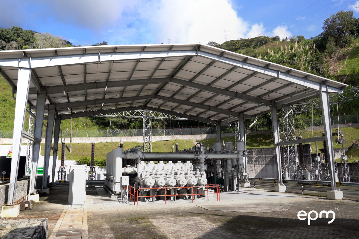 Vista frontal de planta de estación eléctrica techada
