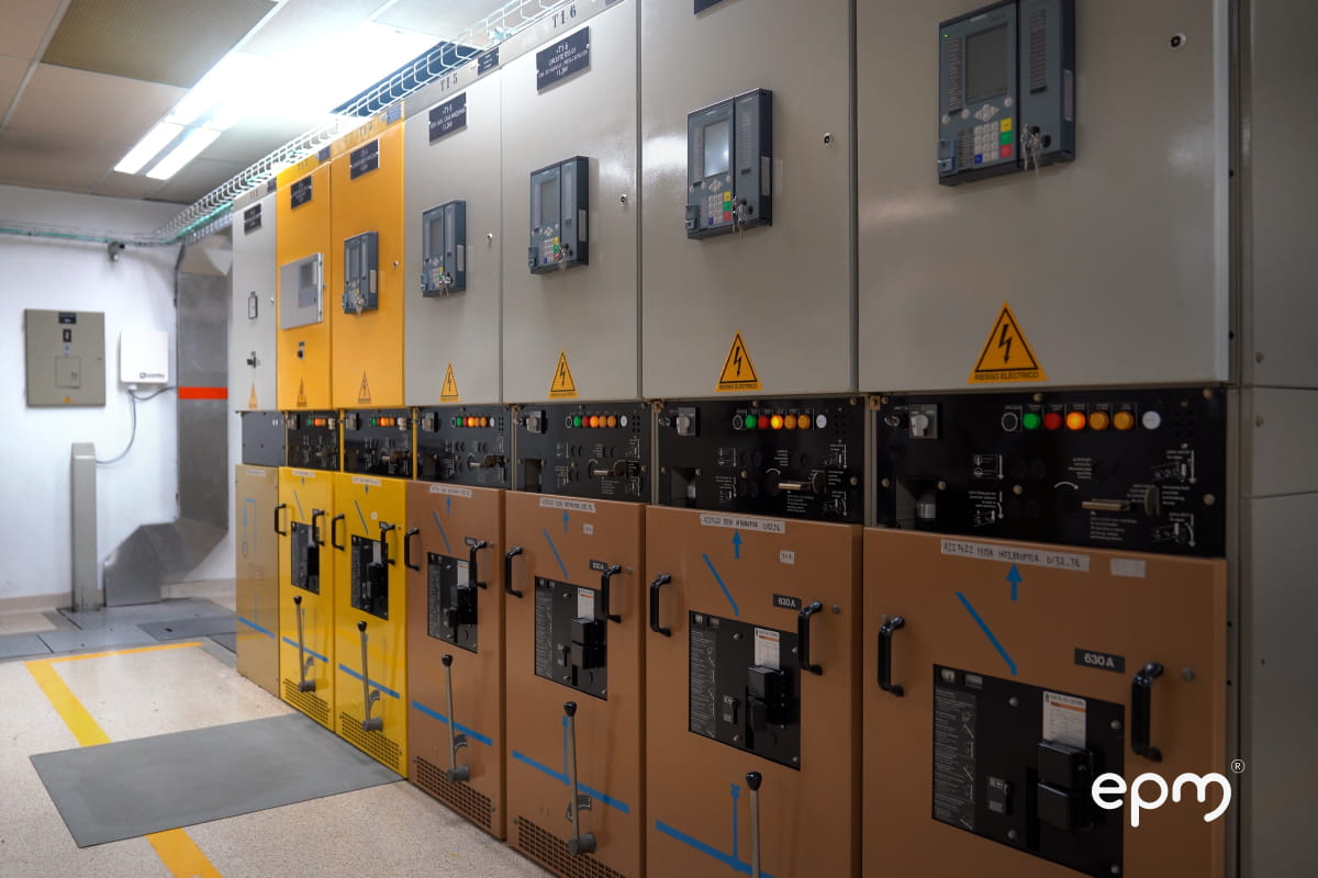 Planta de estación eléctrica EPM con colores amarillo y gris