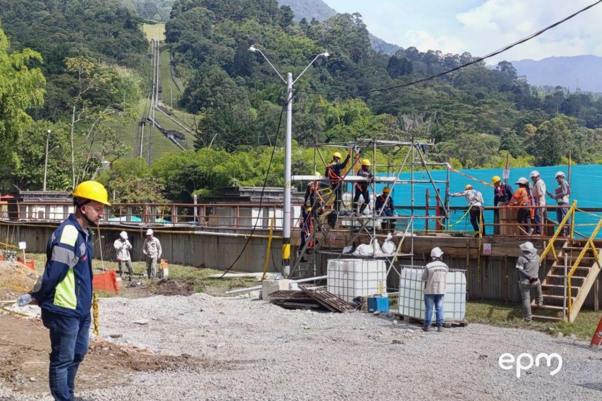 Trabajadores de EPM realizando labores de construcción en una zona de montaña