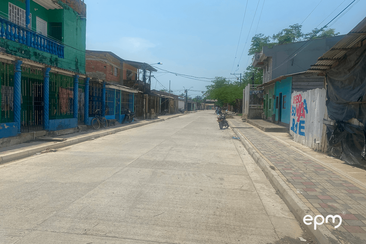 Imagen de una calle sola con varias casas de lado y lado 