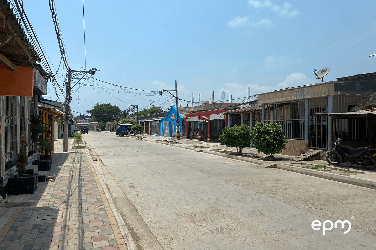 Fotografía de una calle sola con varias casas de colores en ambos lados 