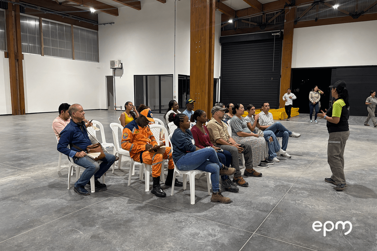 Fotografía de los habitantes de Apartadó que participan en una reunión informativa sobre el nuevo parque público liderado por EPM