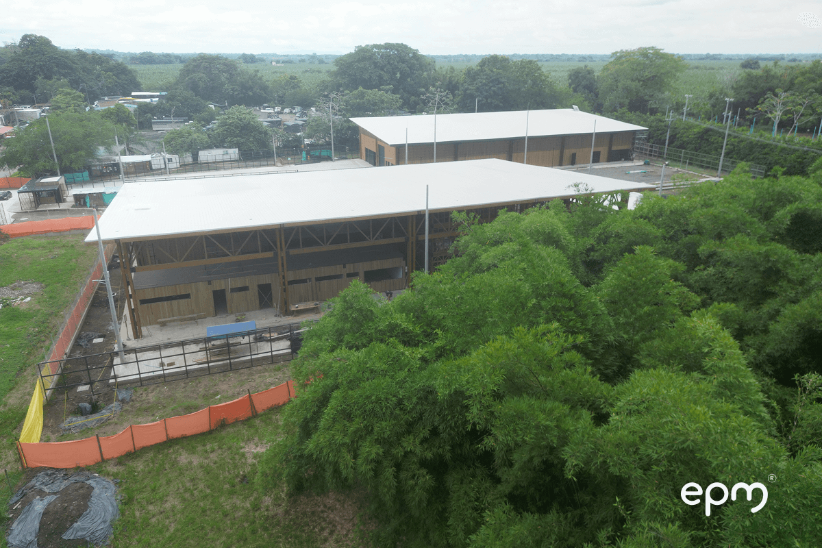 Fotografía de la vista aérea de la construcción del parque público de EPM en Apartadó, con estructuras de madera y áreas verdes alrededor