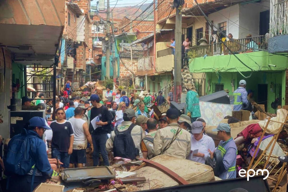Colaboradores de EPM y voluntarios brindan asistencia en un barrio (sinai) afectado por una emergencia