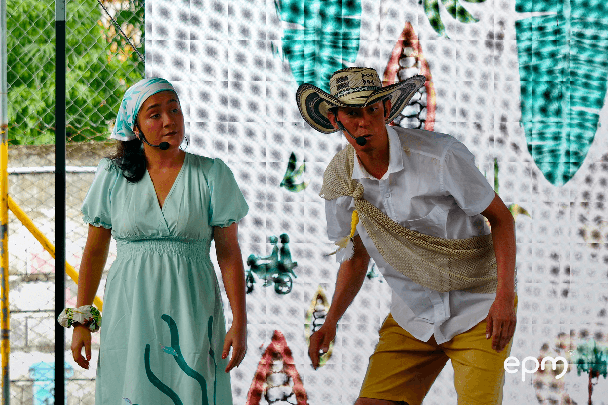 Imagen de actores con vestuario tradicional realizan obra teatral durante la Semana Ambiental organizada por EPM en zona de influencia de Hidroituango.