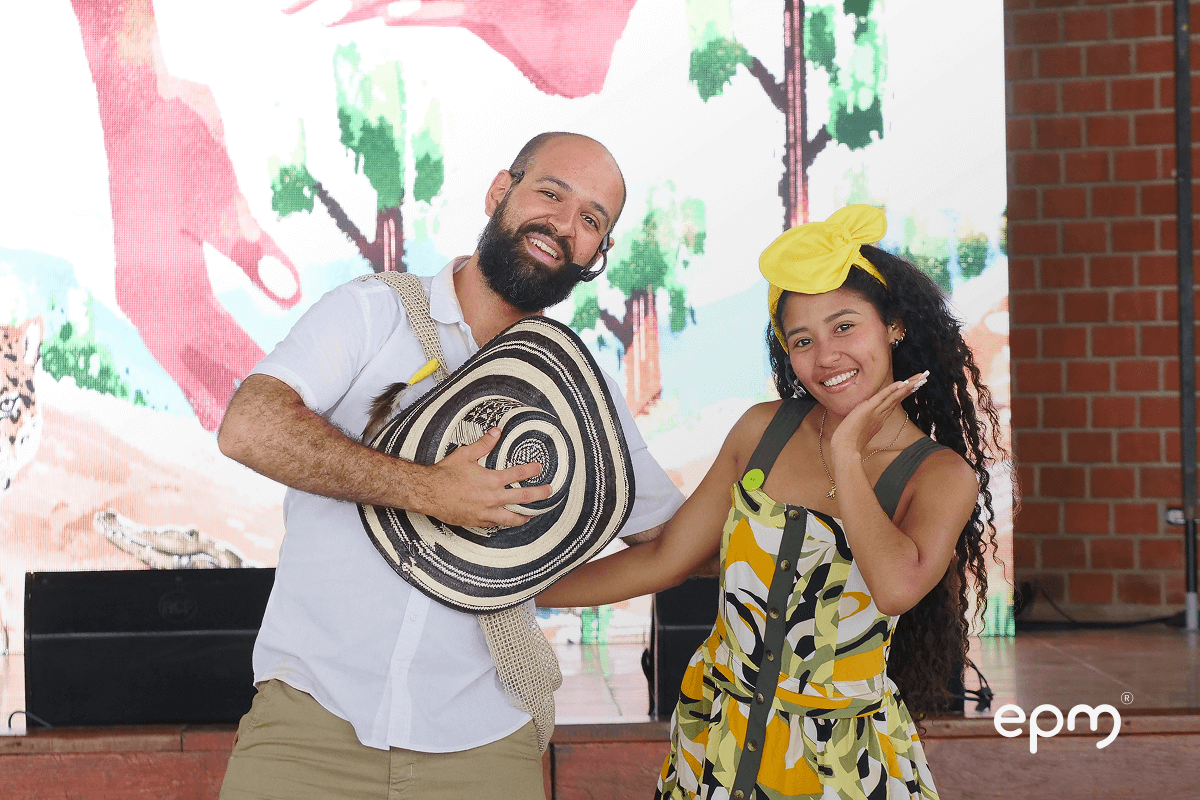 Fotografía de actores que sonríen en el escenario al finalizar una actividad lúdica promovida por EPM para fortalecer la conciencia ambiental en municipios del área de Hidroituango.