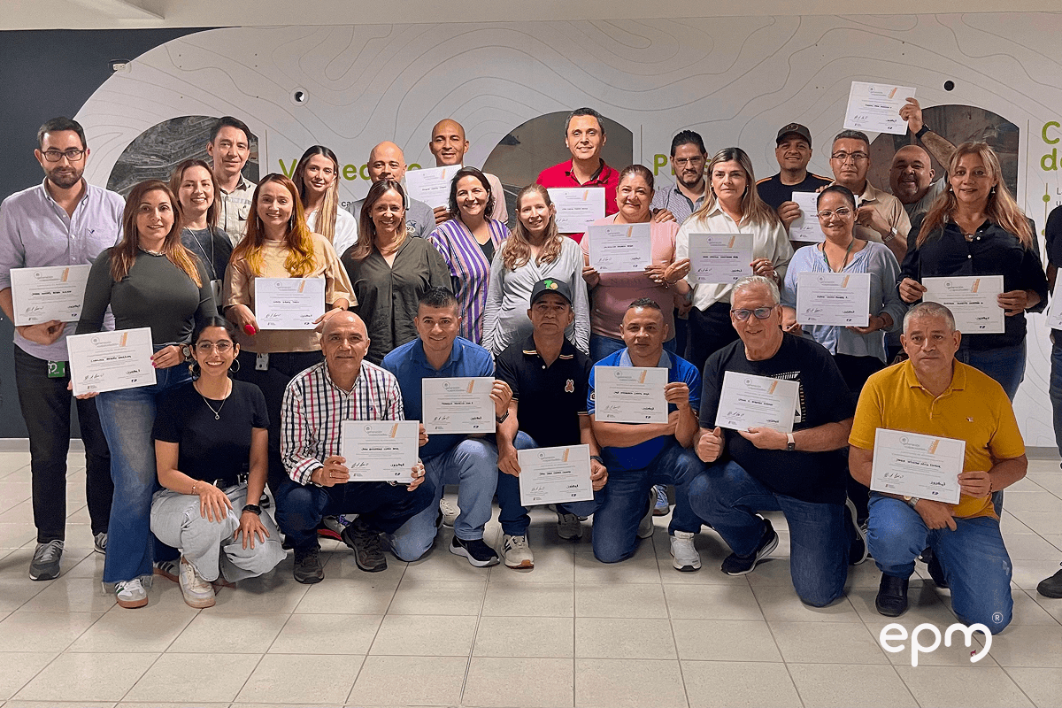 Fotografía de un grupo de personas sonrientes con unos reconocimientos en sus manos 