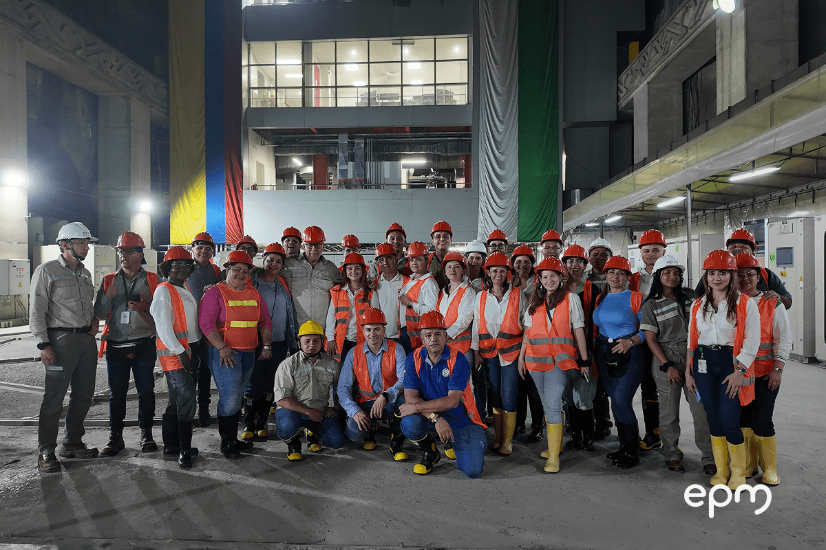 Fotografía de un grupo de personas posando y sonriendo para la foto