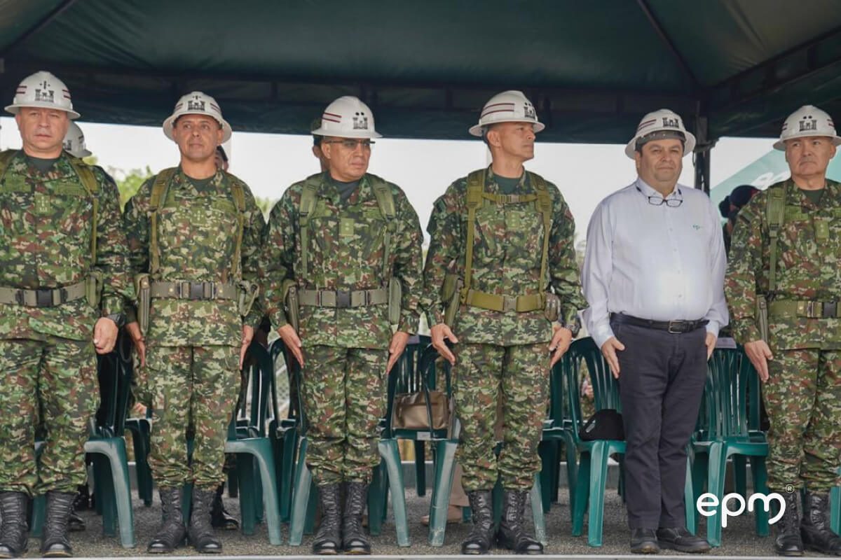 Fotografía de grupo de militares del Ejército Nacional de Colombia y un representante de EPM