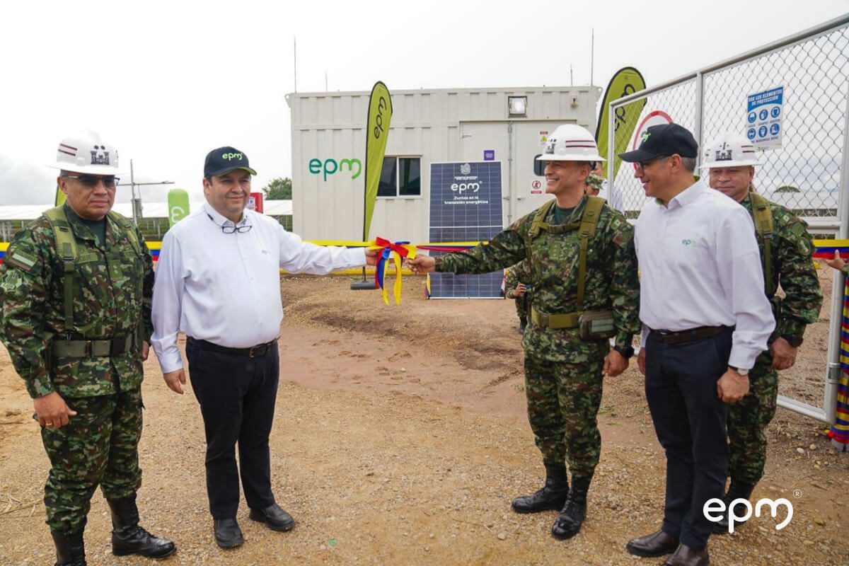 Fotografía de corte de cinta inaugural del sistema solar fotovoltaico en el Fuerte Militar de Tolemaida