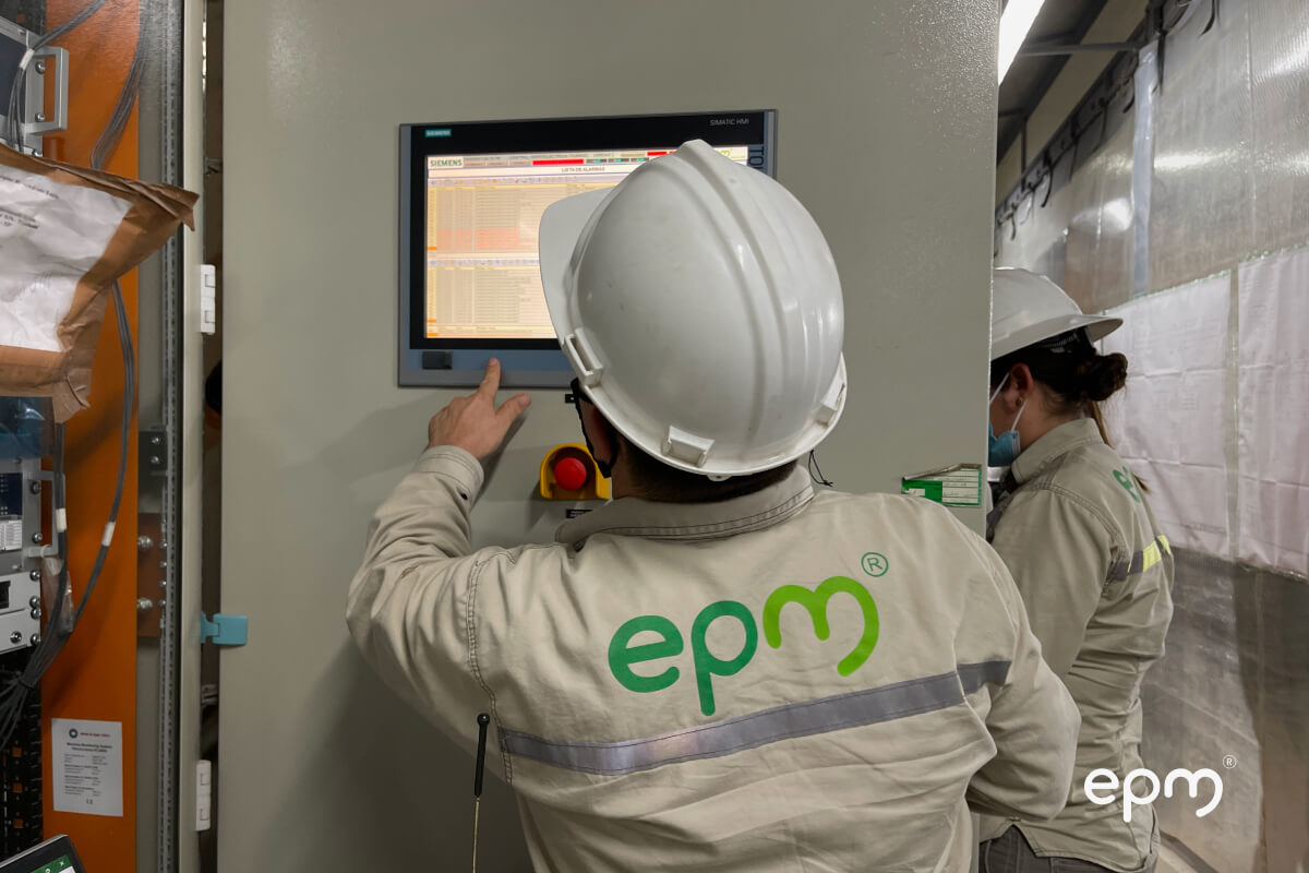 Trabajador de EPM monitorea sistemas de control en una sala técnica del proyecto Hidroituango.