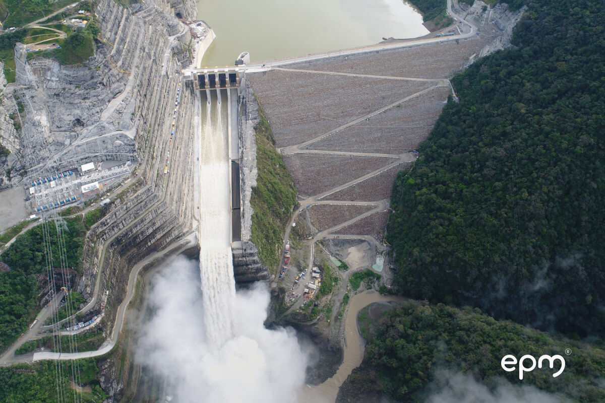 Vista aérea de la presa de Hidroituango durante la descarga controlada de agua.