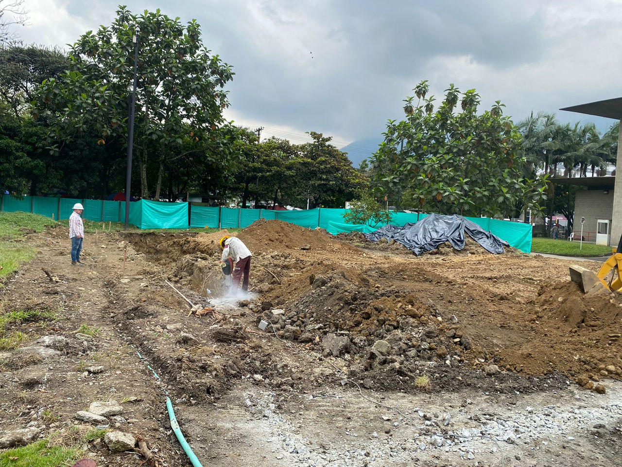 Trabajadores de EPM haciendo una excavación en un lote