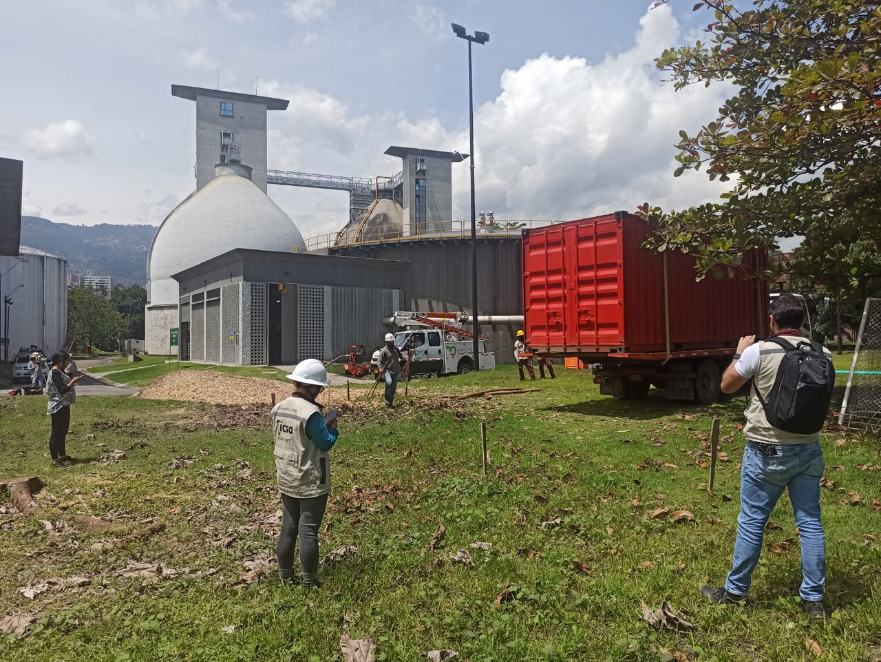 Trabajadores de EPM un planta de tratamiento de agua de EPM