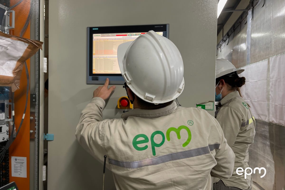 Fotografía de ingenieros de EPM operando sistemas de control en planta de generación eléctrica.