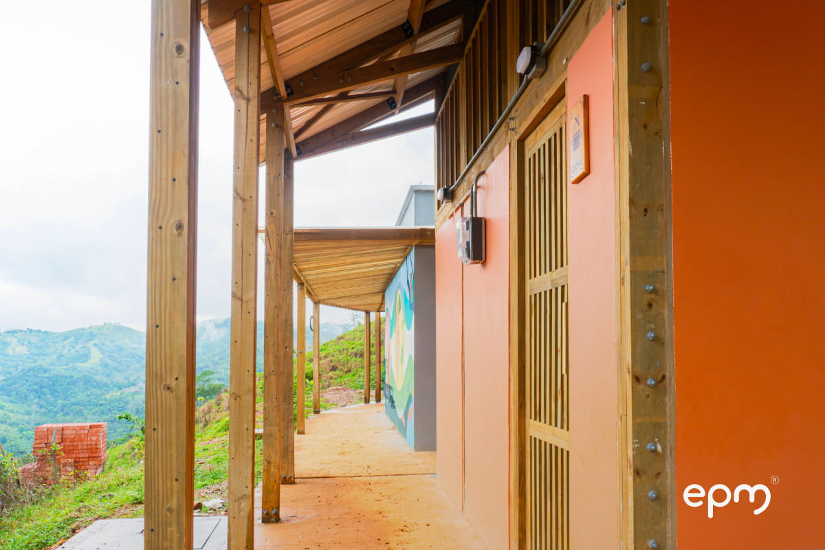 Fotografía de la fachada de la escuela entregada por EPM y Amalfi en la vereda Los Toros