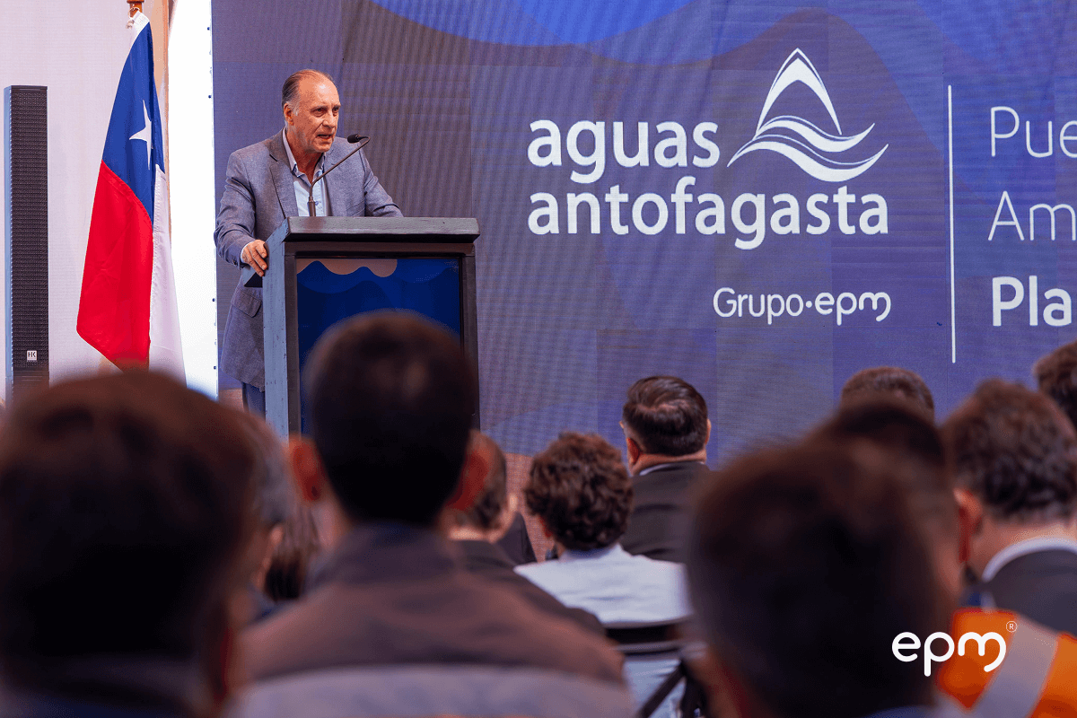 Fotografía de gerente de EPM dando una charla a varias personas 