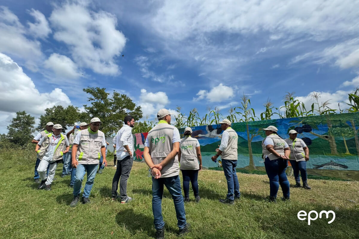 Fotografía tomada a unos trabajadores de EPM formando un círculo entre ellos