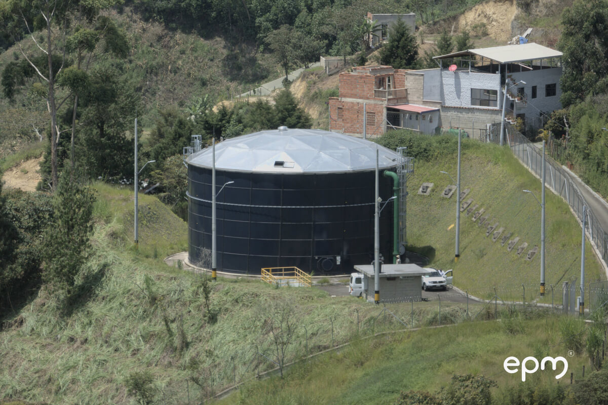 Fotografía tomada a un tanque de agua de EPM