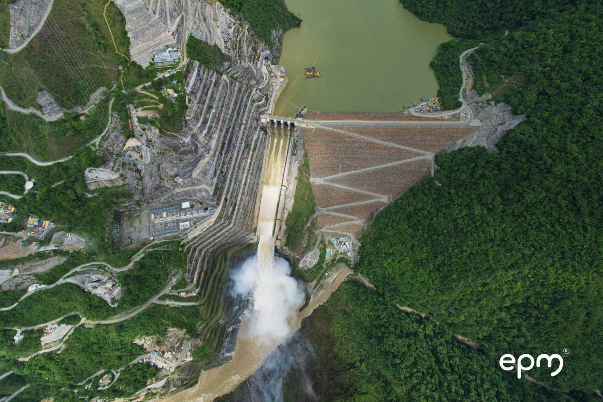 Fotografía panorámica de la central Hidroituango