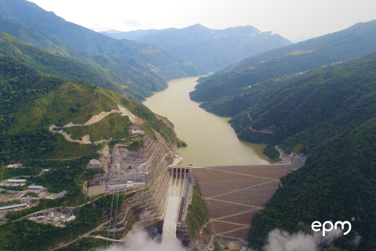 Vista panorámica de la central de Hidroituango donde se observa el cauce del río