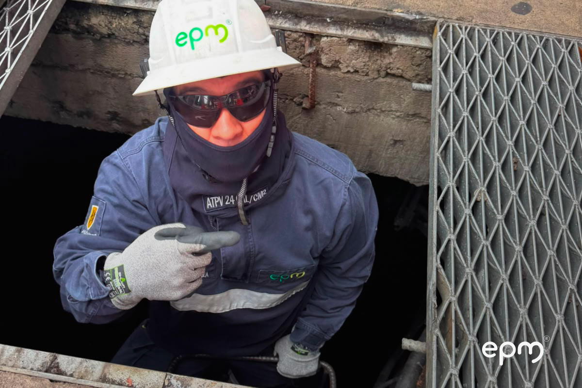 Funcionarios de EPM supervisa la red subterránea de energía