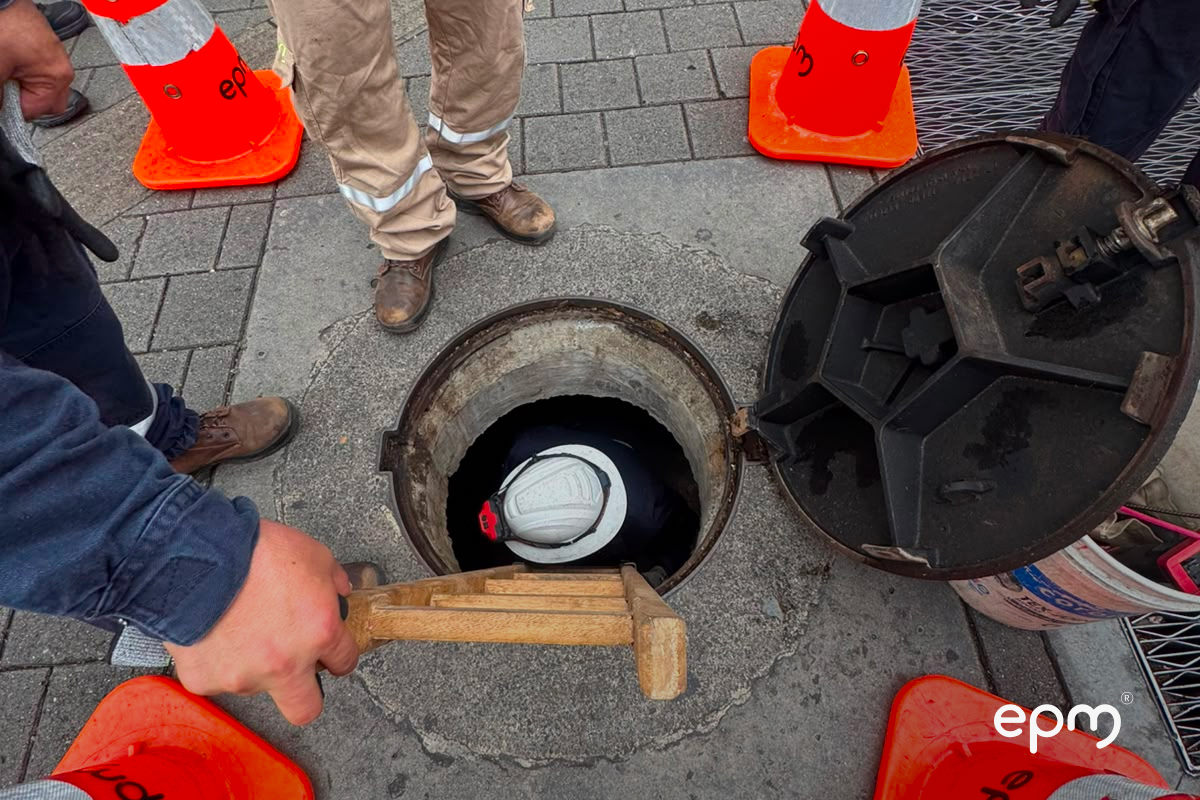 Trabajador de EPM realiza labores de inspección en una red subterránea de energía.