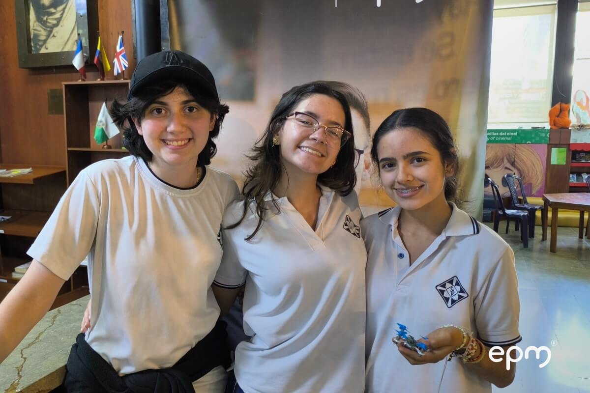 Fotografía de las ganadoras de la competencia de drones en Innóvate Descubriendo 2024 