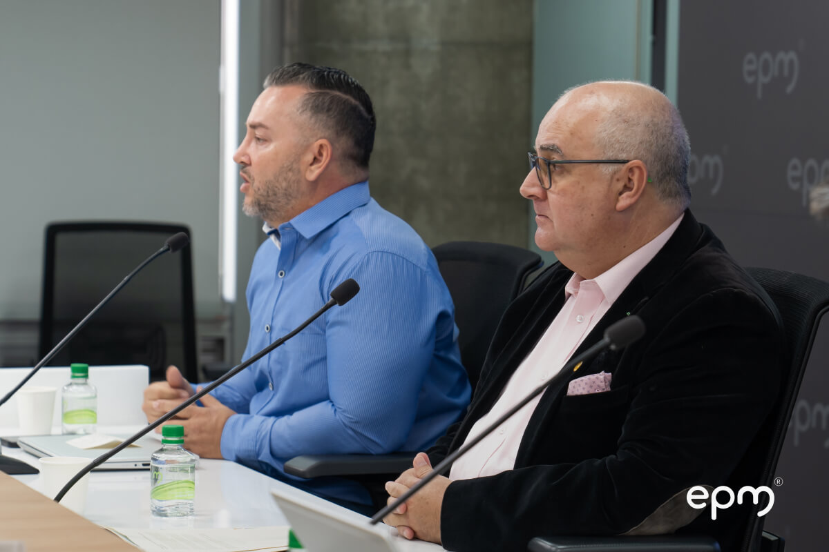 imagen de dos hombre hablando del proyecto de interrupción de agua en una conferencia con microfonos