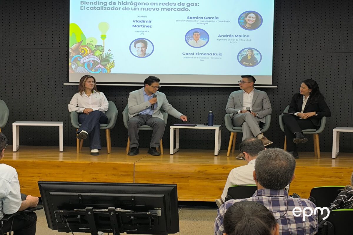 Fotografía de panel de expertos en un evento sobre blending de hidrógeno en redes de gas