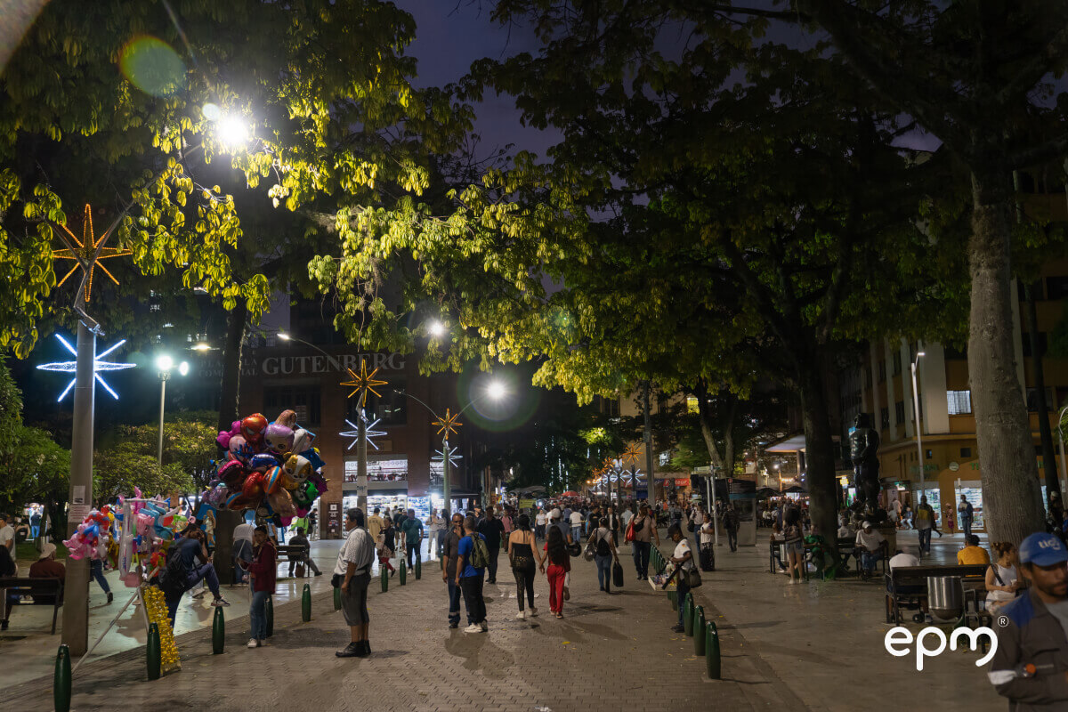 Fotografía tomada a personas caminando por la Plaza Botero