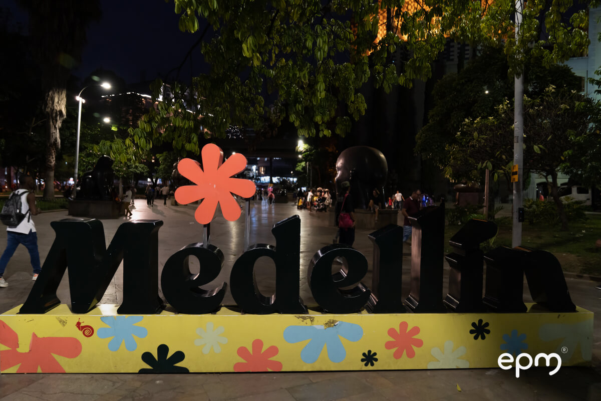 Fotografía a letrero decorativo con la palabra "Medellín"