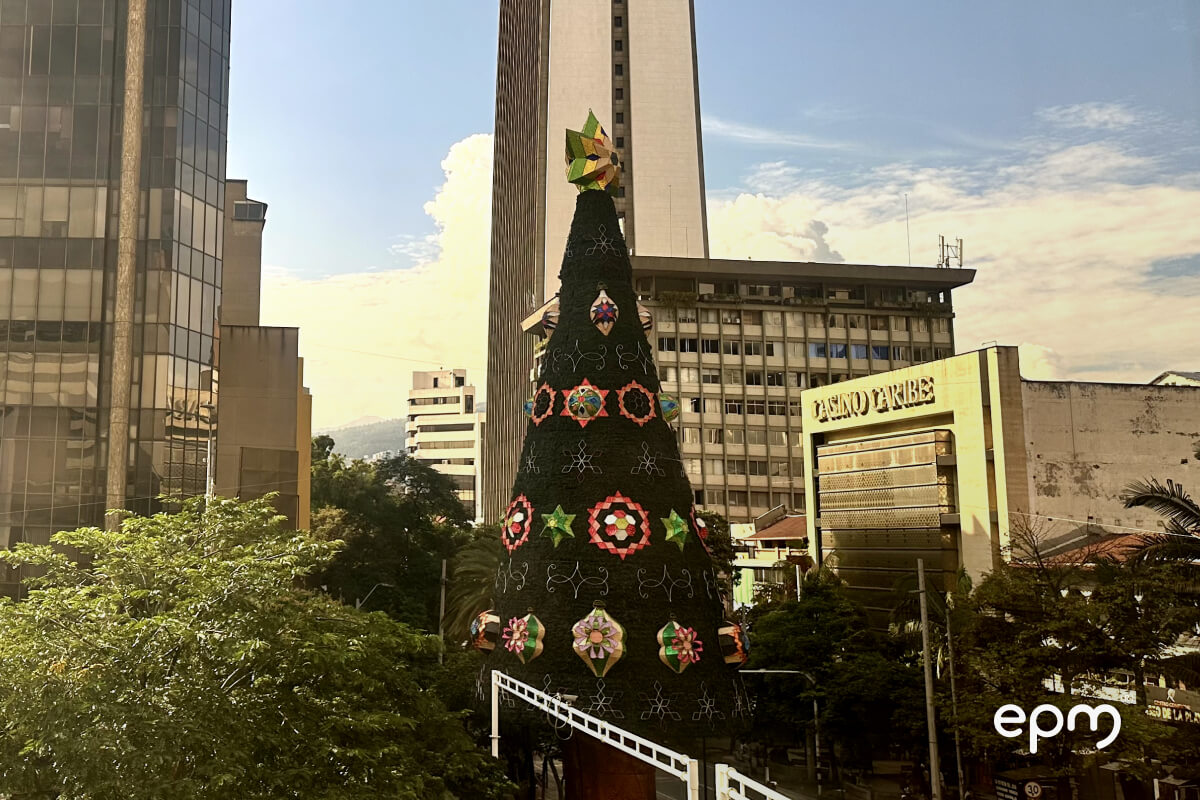 Vista lateral de un árbol navideño decorado 