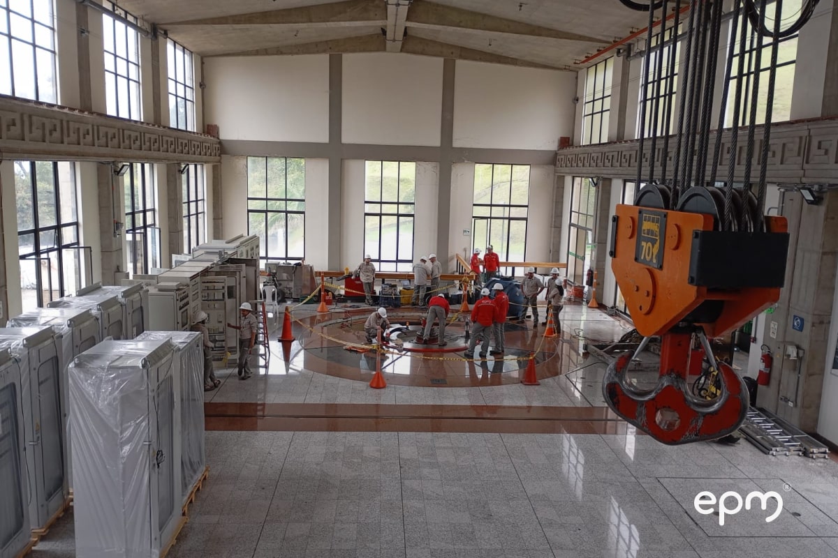 Trabajadores haciendo remodelación en la central hidroeléctrica Niquia