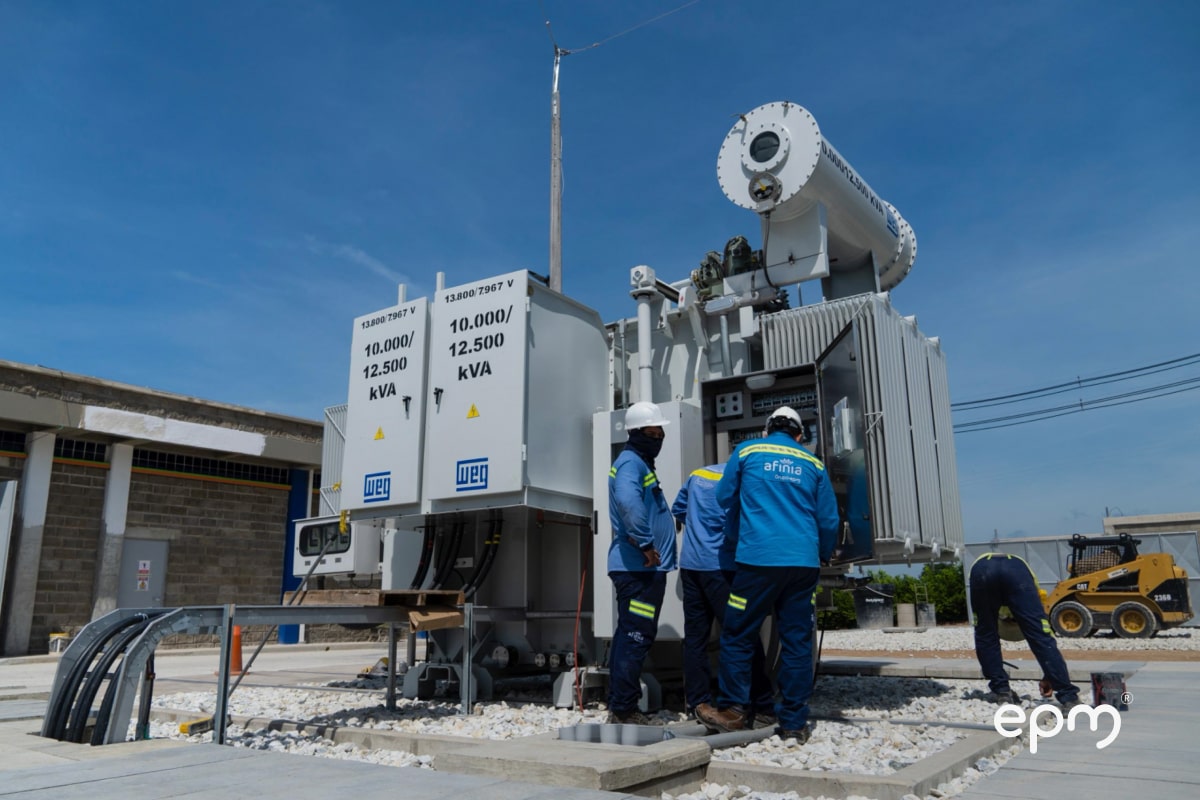 Trabajadores de Afinia realizando mantenimiento a un transformador en una subestación eléctrica