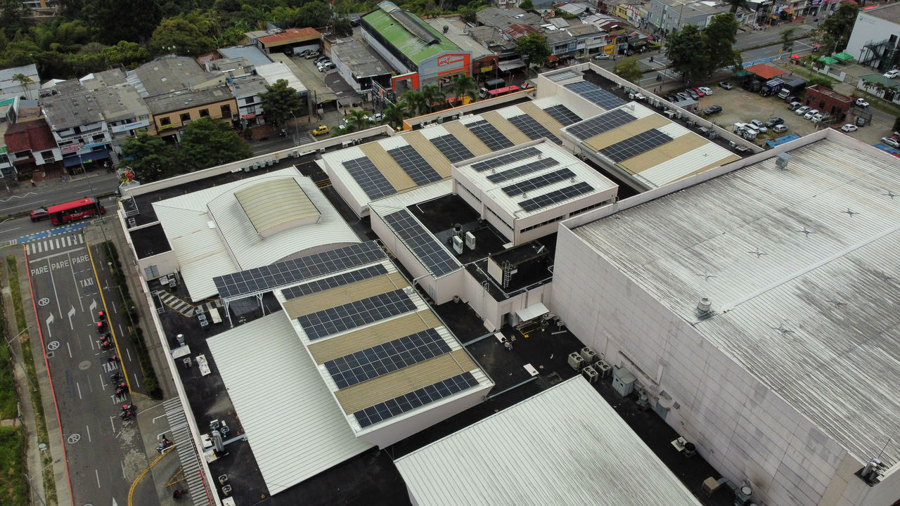 Unicentro se convierte en referente en uso de energías limpias con el primer sistema solar fotovoltaico instalado por EPM en el Quindío