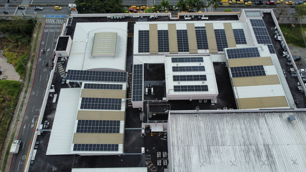 Unicentro se convierte en referente en uso de energías limpias con el primer sistema solar fotovoltaico instalado por EPM en el Quindío