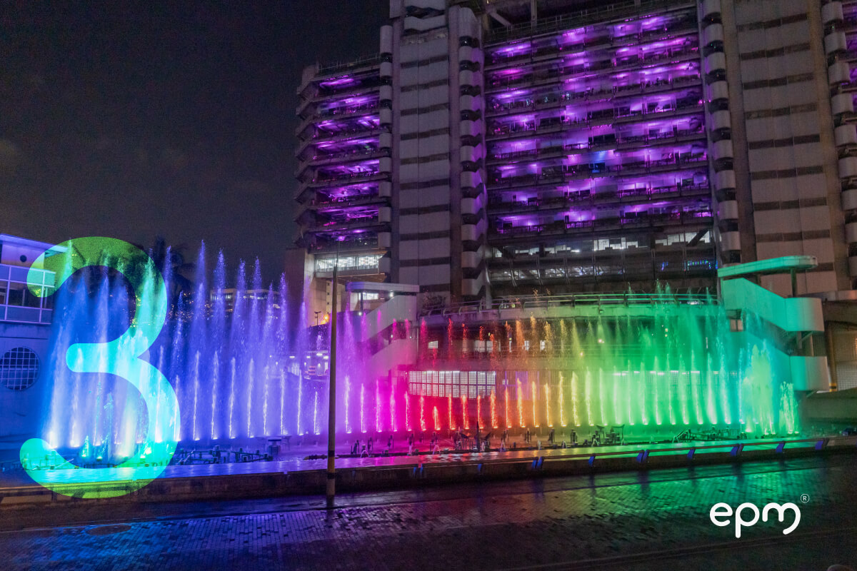 Espectáculo de fuentes frente al edificio EPM