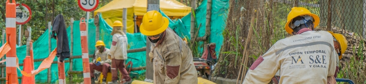 Contratistas de EPM realizando trabajos de reparación en las calles