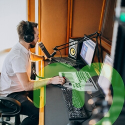Persona en un estudio de radio hablando por el micrófono