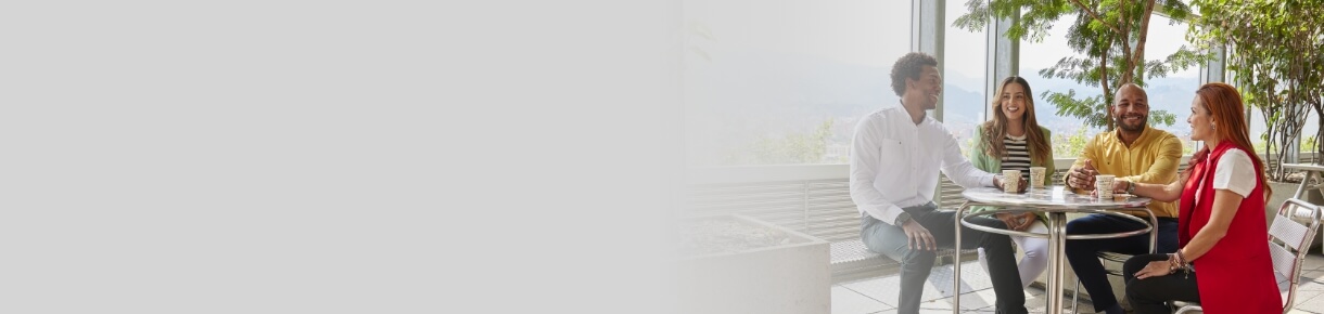 Personas tomando café en una mesa