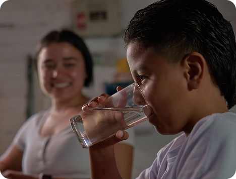 Niño bebiendo agua de un vaso
