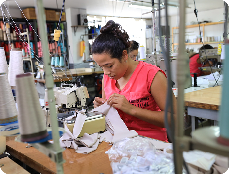 Señora trabajando en confecciones