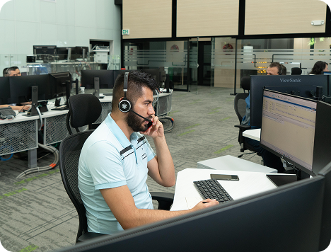 Trabajador de EPM en una oficina