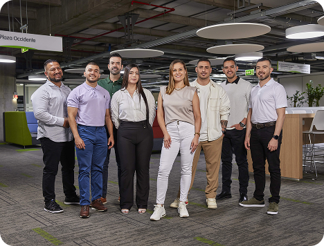 Trabajdores de EPM reunidos en una oficina