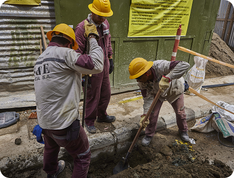 Trabajdores de EPM haciendo una reparación en la calle