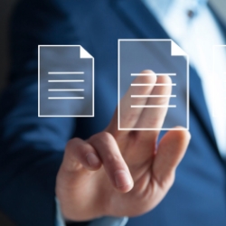 Persona con traje seleccionando un documento digital en una interfaz virtual